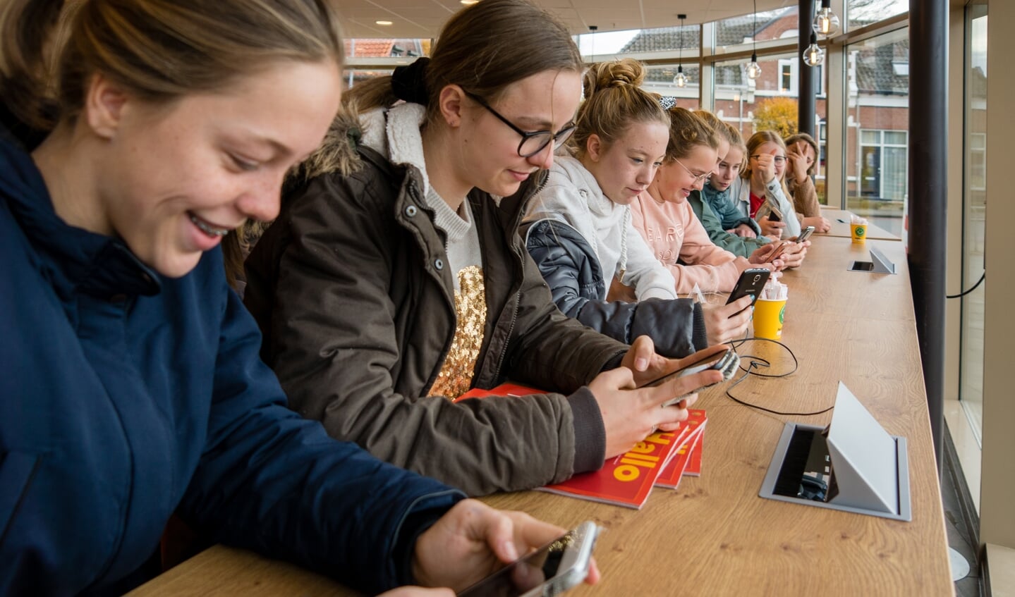 De studentenbar, waar de scholieren meteen gebruik maken van de mogelijkheid om de telefoon op te laden. Foto: Marcel te Brake 