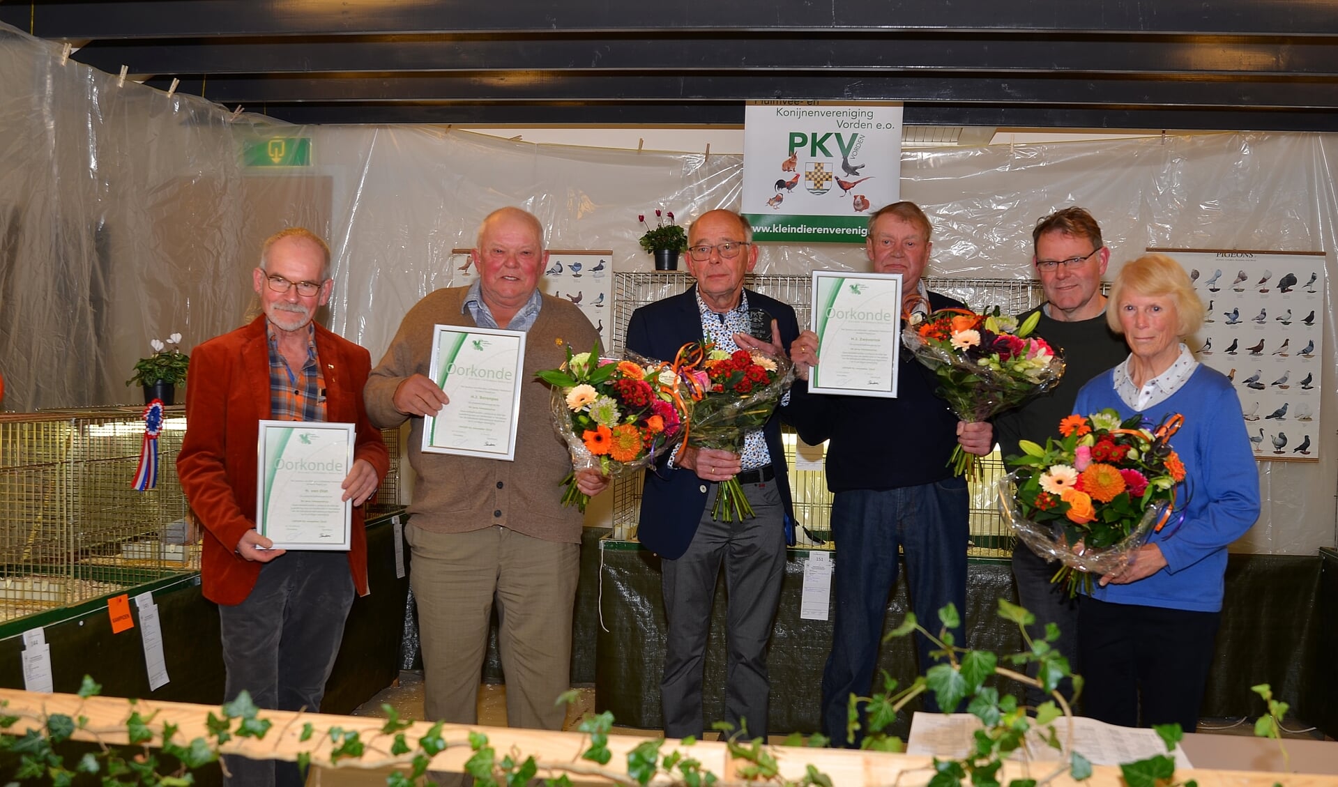 Voorzitter Jan Dirk Nijkamp (tweede van rechts) met de vijf jubilarissen: Foto: Johan Braakman