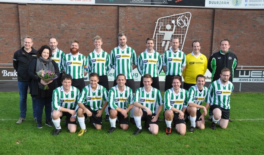 KSV 4 is heel blij met de nieuwe shirts en de sponsors. Foto: PR KSV