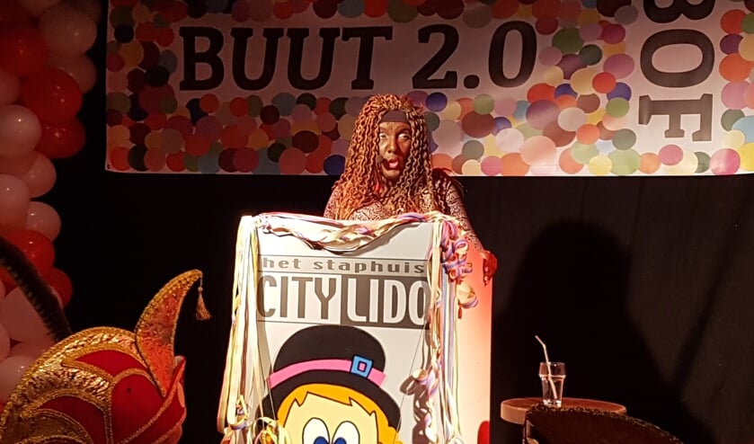 Nicole Huisman onherkenbaar in haar rol als Glenda Tromp van Aruba. Foto: Kyra Broshuis
