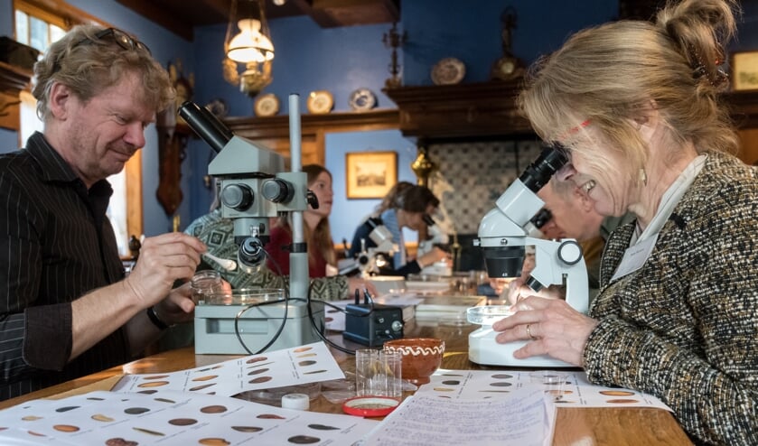 Zadenonderzoek met de microscoop.