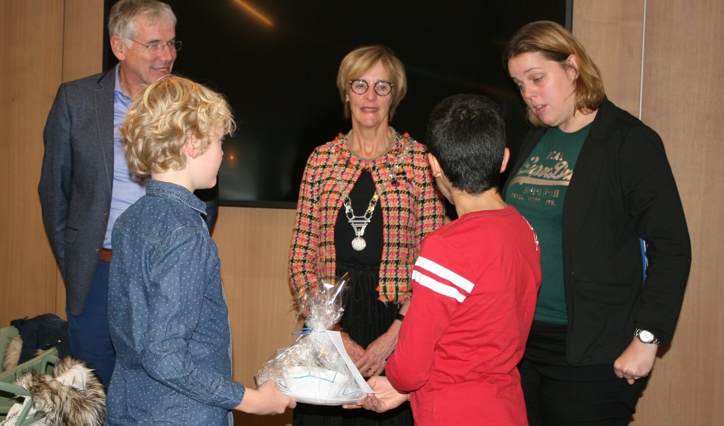 Burgemeester en wethouder kregen presentje van leerlingen ‘t Palet. Foto: Dinès Quist