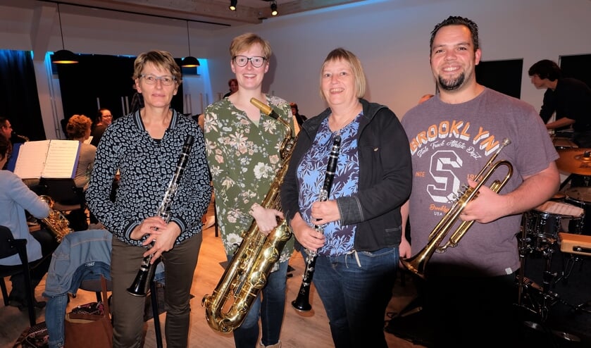 Wilma, Ellen, Hermanda en Michel met hun instrumenten. Slagwerker Roy ontbreekt op de foto. Foto: PR