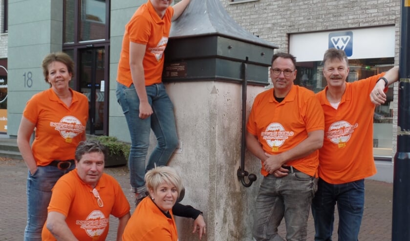 Verantwoordelijk voor de eerste editie van de DorpKwis Ruurlo zijn Ton Tolkamp, Erna Boekelder, Leendert Koertse, Helma Roekevisch, Jan Tragter en Rens Roekevisch. Foto: Jan Hendriksen.