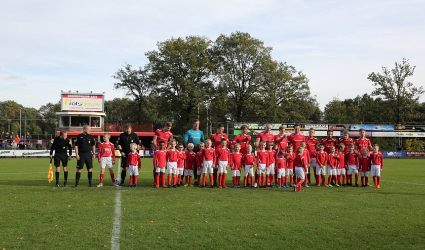 De spelers van AZSV 1 met hun escorte. Foto: Cor Hinkamp