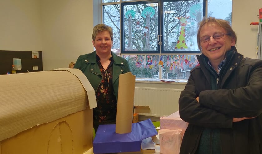 Harry ten Brinke en Mirjam Lefering bij de maquettes in wording. Foto: Rob Stevens