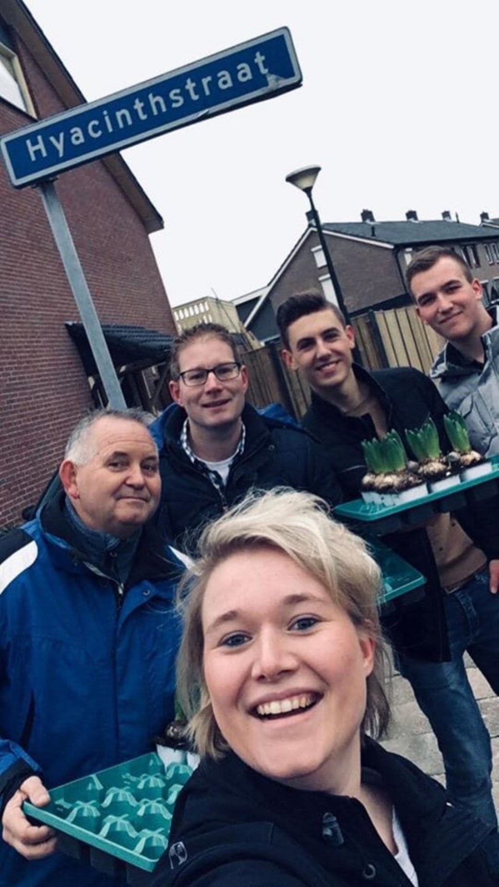 Leden Excelsior komen met hyacinten aan de deur. Foto: PR