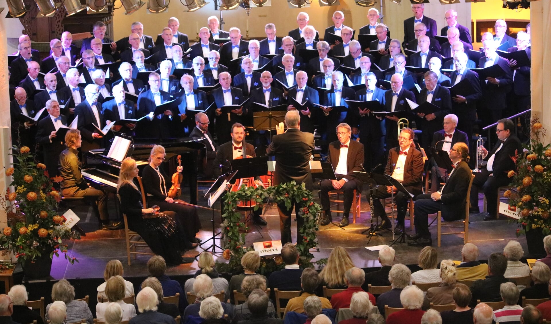 Het Lochems Mannenkoor tijdens het optreden in de Gudulakerk in 2018. Foto: Arjen Dieperink