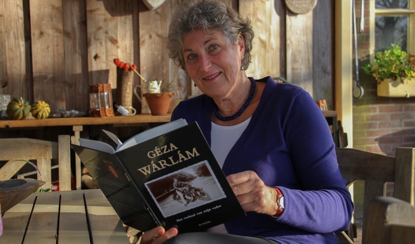 Els Wárlám en haar boek 'Het verhaal van mijn vader'. Foto: Liesbeth Spaansen