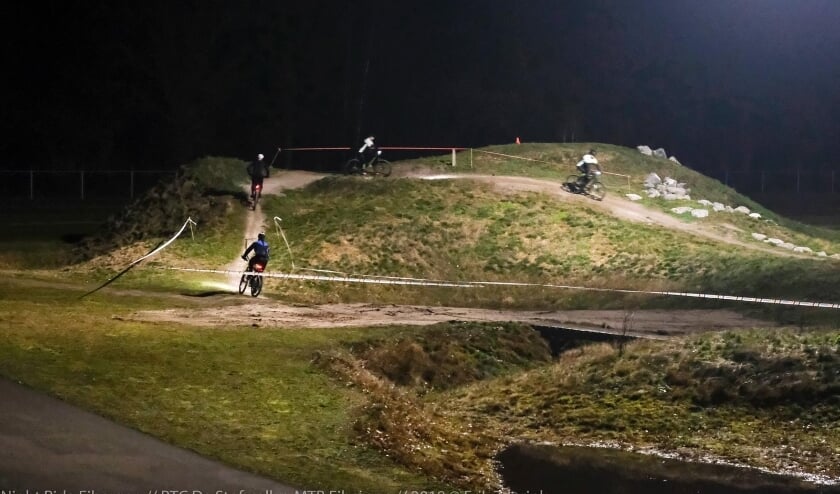 <p>Mountainbiken by night in Eibergen; er komt uitbreiding van het mountainbikenetwerk in de Achterhoek, met een nieuwe route in Berkelland. Archieffoto: PR/Erik Zoerink</p>