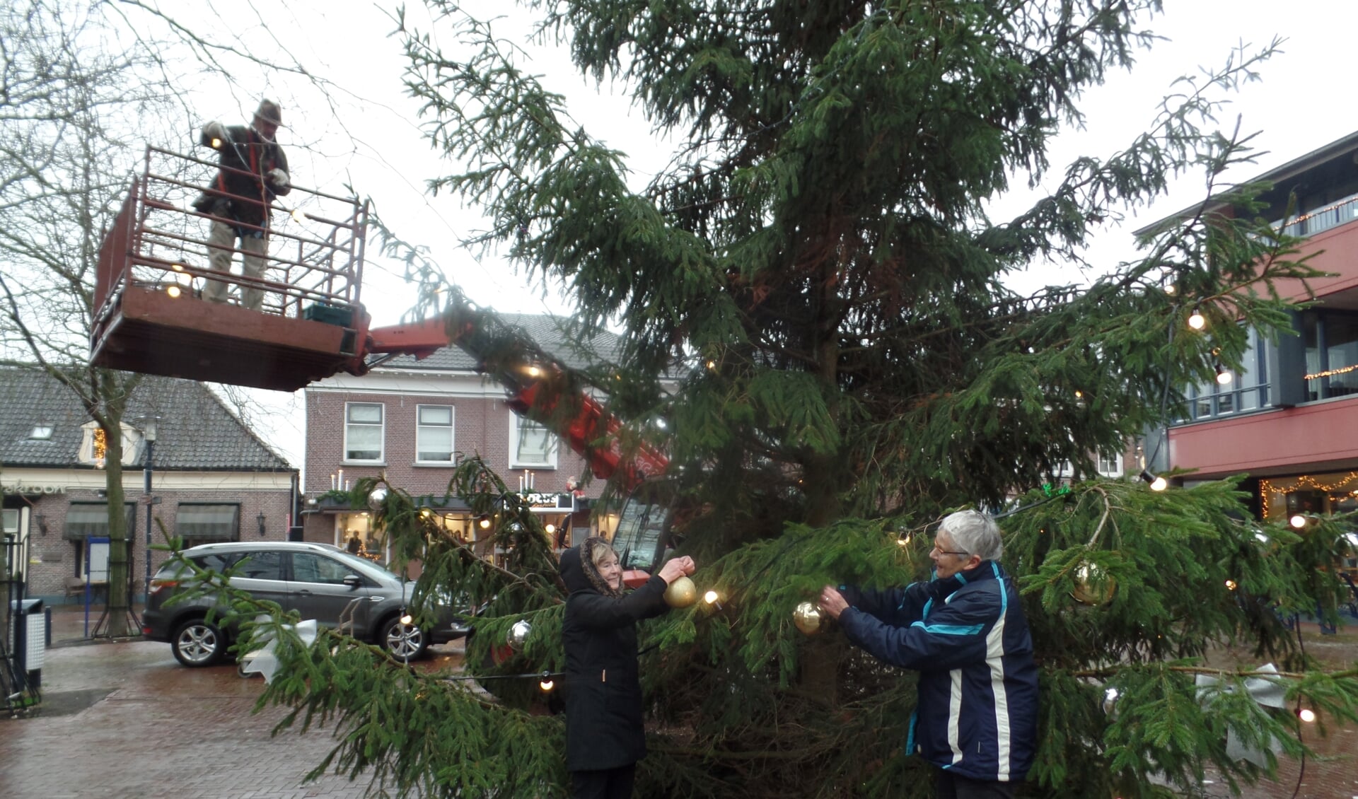 Vorig jaar werd op initiatief van een aantal Ruurloërs de kerstboom op het Kerkplein feestelijk versierd. Foto: Jan Hendriksen 