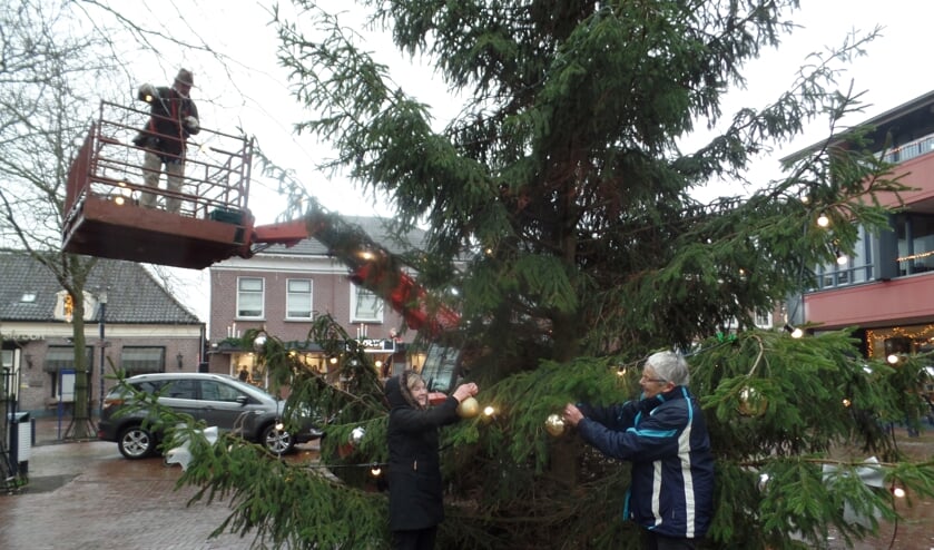 Vorig jaar werd op initiatief van een aantal Ruurloërs de kerstboom op het Kerkplein feestelijk versierd. Foto: Jan Hendriksen