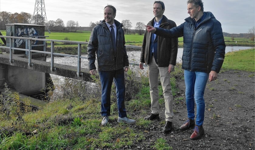 vlnr:  Wouter van Ee (aannemer Pannekoek), Arjan Voermans (FrieslandCampina) en Rudi Gerard (Waterschap Rijn en IJssel) bij de stuw Hoge Weide in de Berkel. Foto: Henri Bruntink