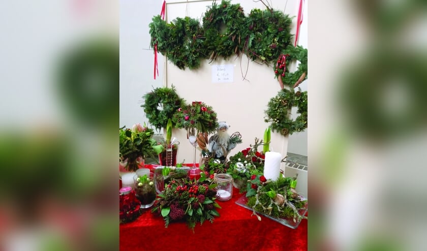 Stands met kerststukken in de Steenderense Remigiuskerk. Foto: PR