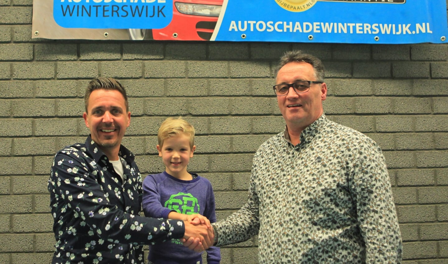 Dennis en Milan Kolste namens ASW Autoschade bevestigen middels een handdruk met voorzitter Roy Weevers de samenwerking, Stephan Laarhuis