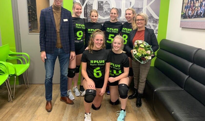 De Spice Girls met hun sponsoren Hans en Petra Eland. Foto: PR