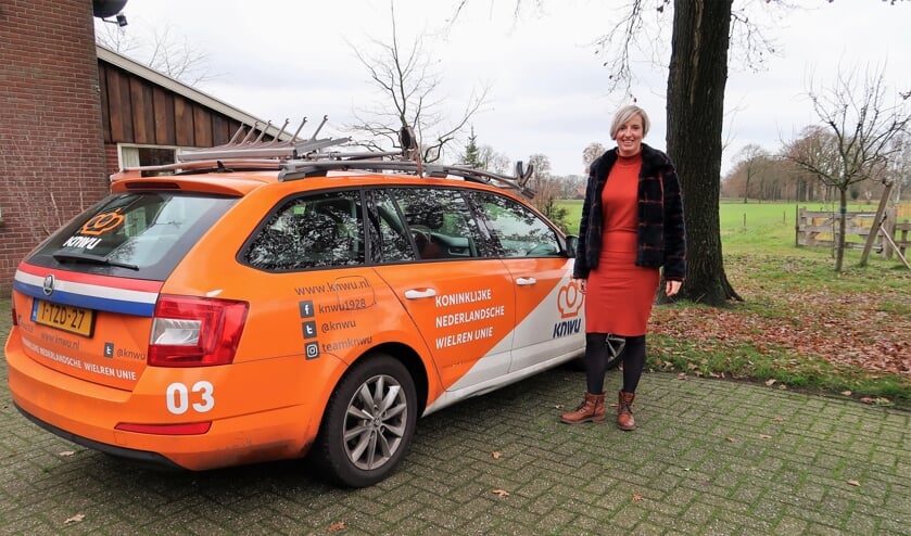 Bondscoach Loes Gunnewijk bij haar eigen KNWU-auto. Foto: Theo Huijskes