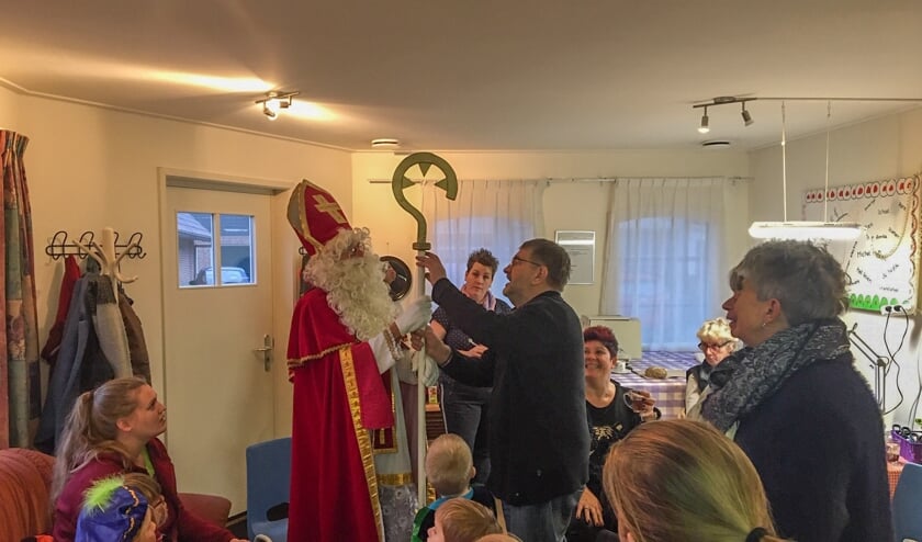 De staf van de Sint kon in het Repair Café worden gerepareerd. Foto: Jacob Strating