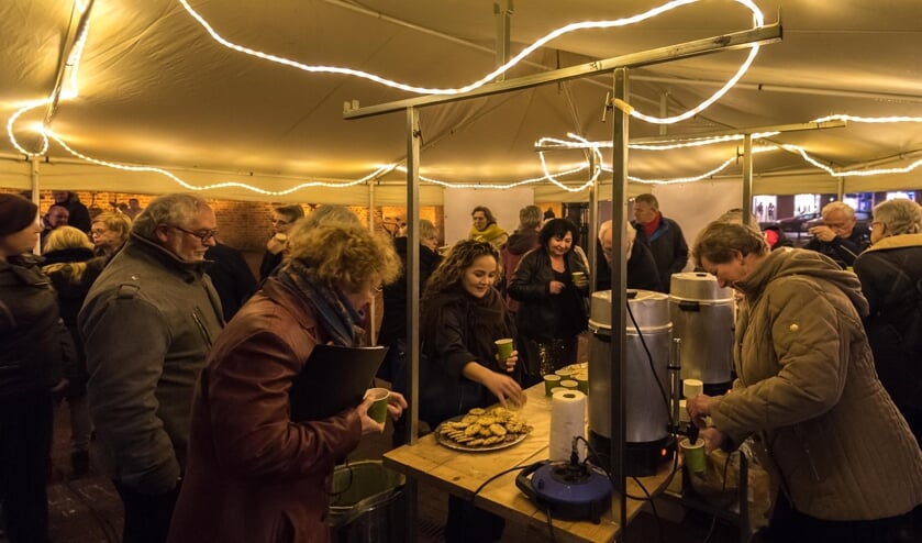 Zowel 's middags als 's avonds na afloop gratis chocolademelk en glühwein op het Kerkplein. Foto: Louis Swart. 