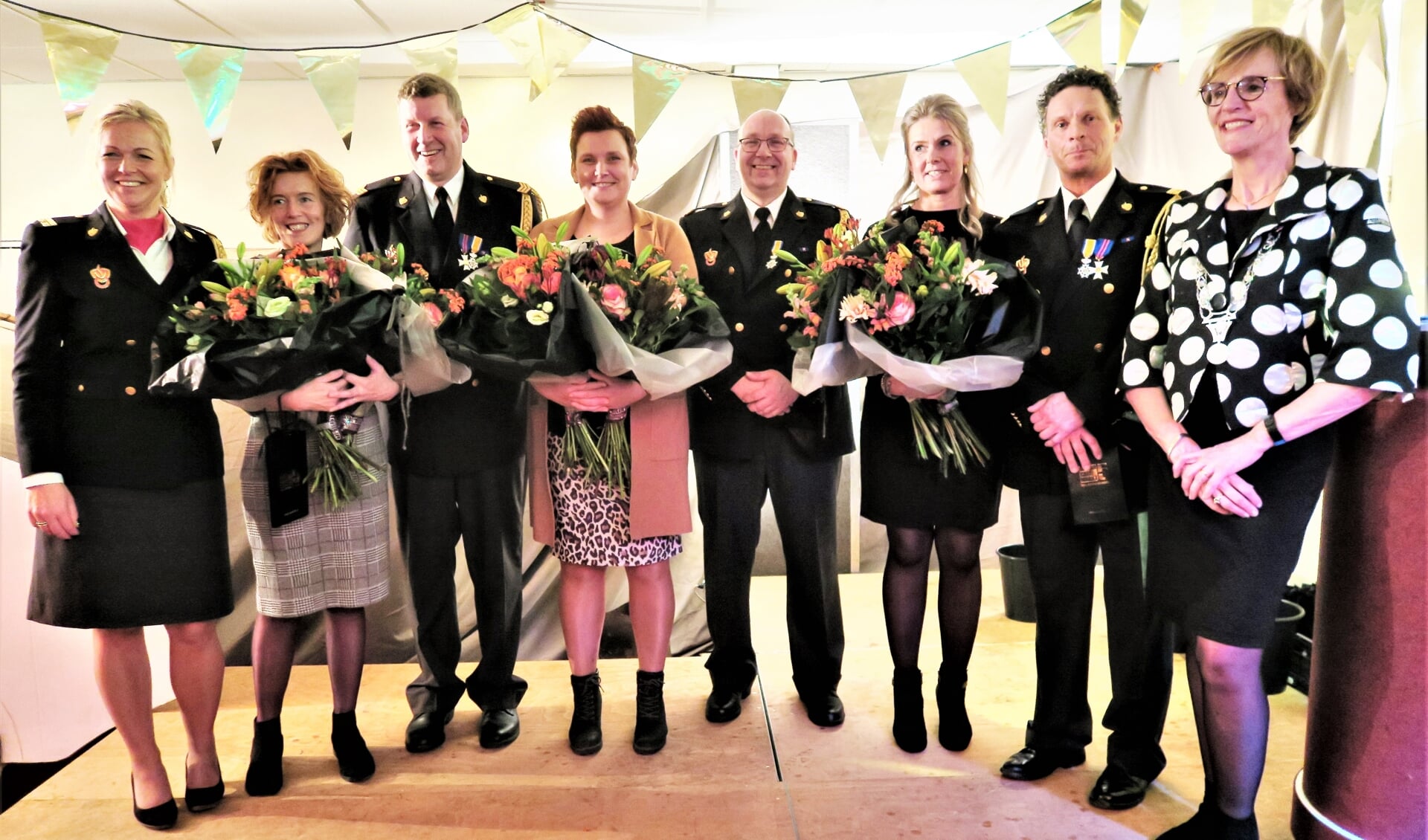 De eervol ontslagen drie brandweerlieden met geheel links brandweercommandant Ilona Oolthuis-Cuppers en geheel rechts burgemeester Annette Bronsvoort. Foto: Theo Huijskes