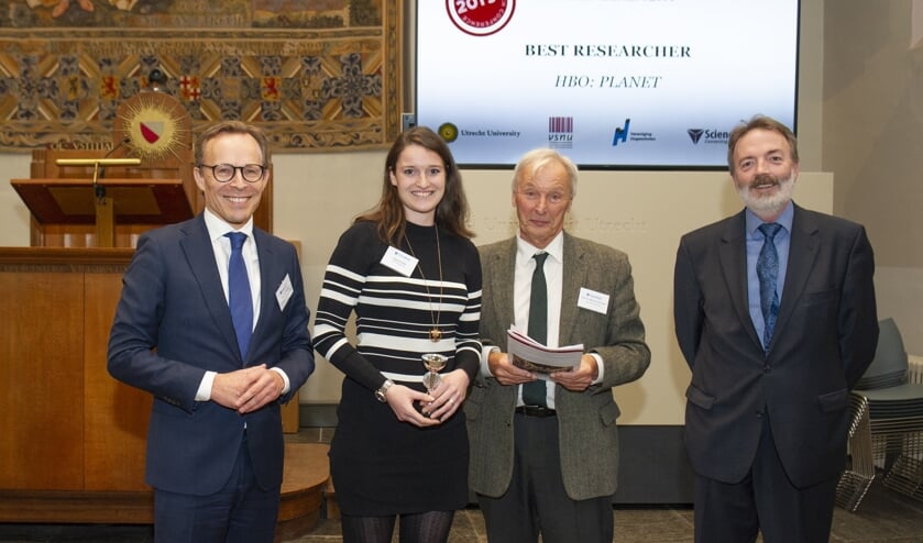 Jikke Snelder met de jury en directeur (rechts) Henk Kummeling van de Universiteit Utrecht. Foto: Maurits van Hout