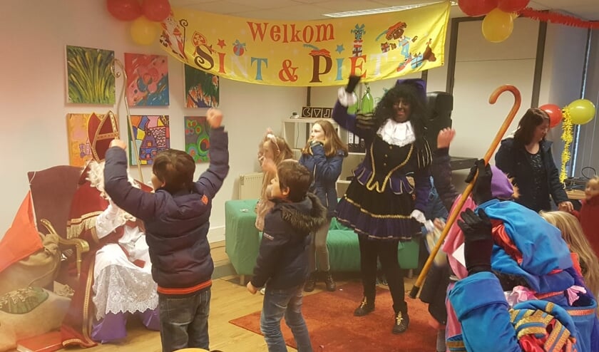 Dansen en zingen voor Sint. Foto: PR