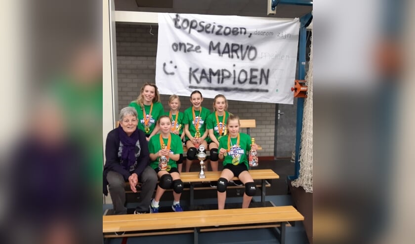 De Marvo-kampioenen met hun spandoek én de kampioensbeker.