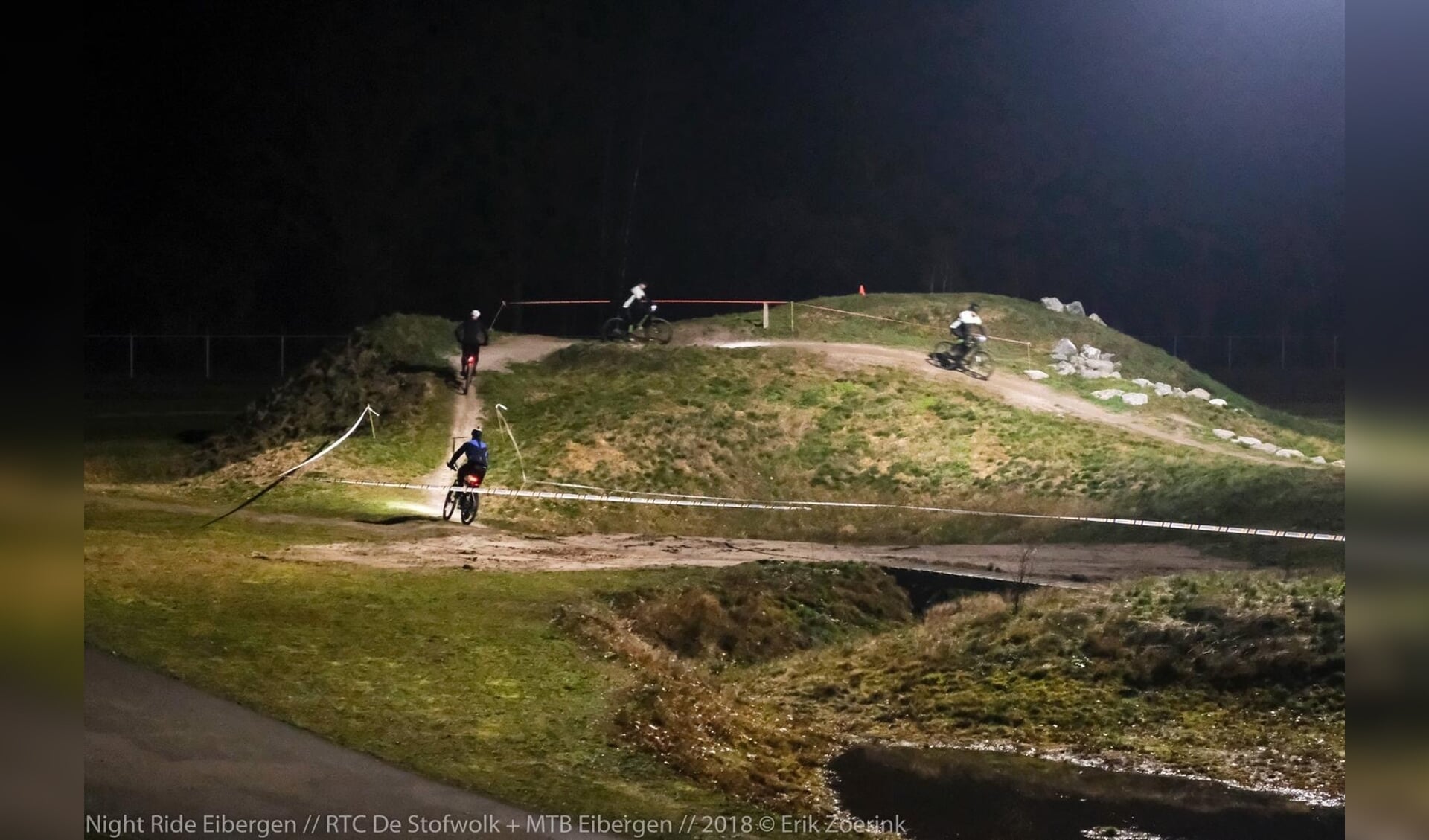 Mountainbiken by night in Eibergen; er komt uitbreiding van het mountainbikenetwerk in de Achterhoek, met een nieuwe route in Berkelland. Archieffoto: PR/Erik Zoerink