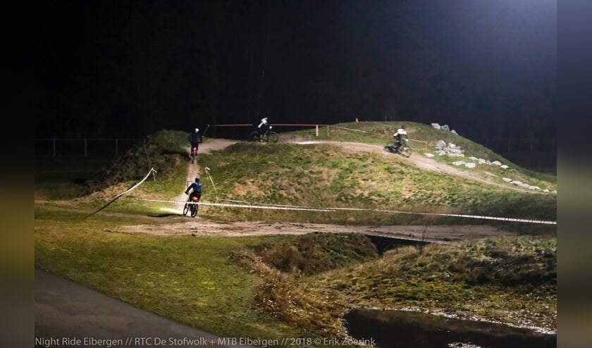 <p>Mountainbiken by night in Eibergen; er komt uitbreiding van het mountainbikenetwerk in de Achterhoek, met een nieuwe route in Berkelland. Archieffoto: PR/Erik Zoerink</p>