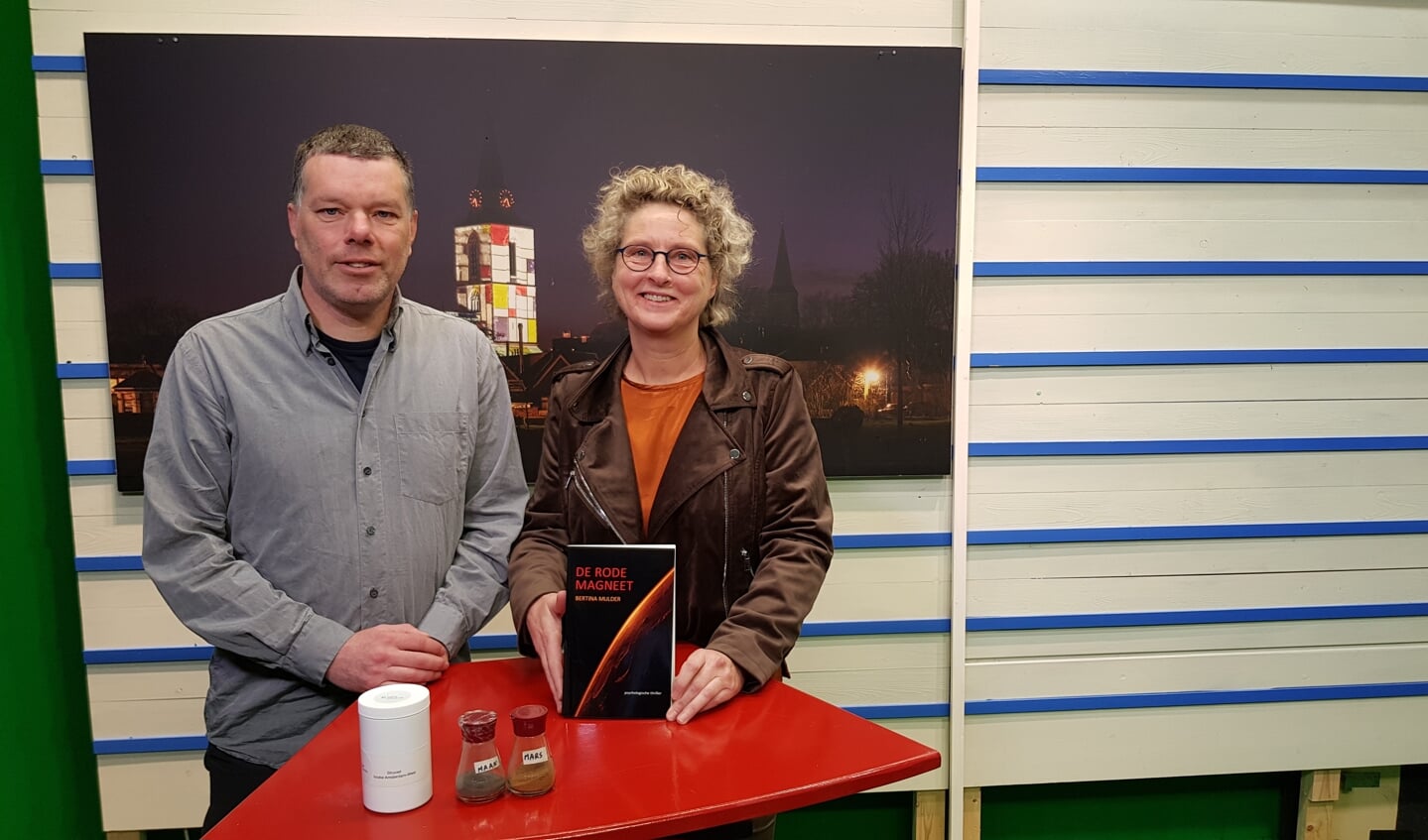 Wieger Wamelink met voor zich ingrediënten om groente te kweken en Bertina Mulder met haar boek. Foto: Han van de Laar
