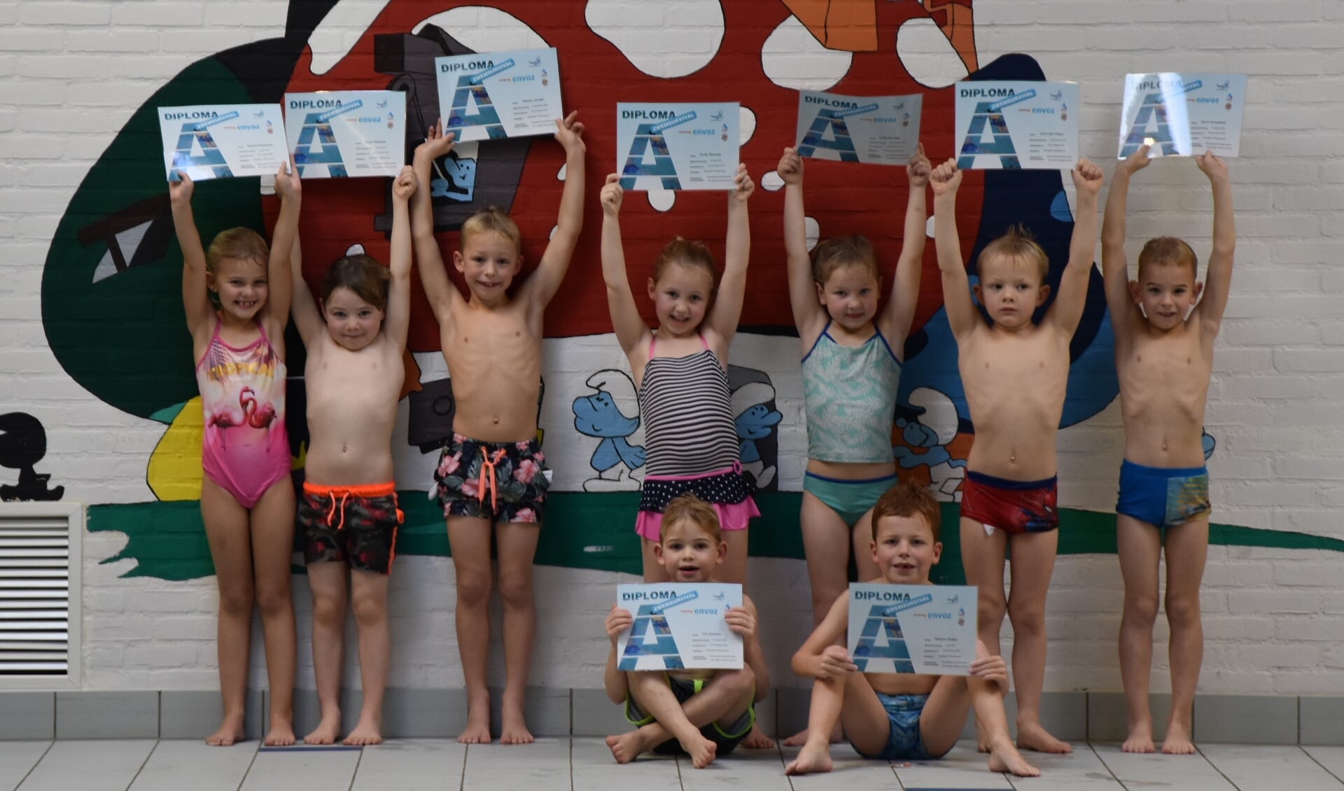 Trots laten de geslaagde kinderen hun zwemdiploma zien. Foto: PR Zwemschool Lichtenvoorde