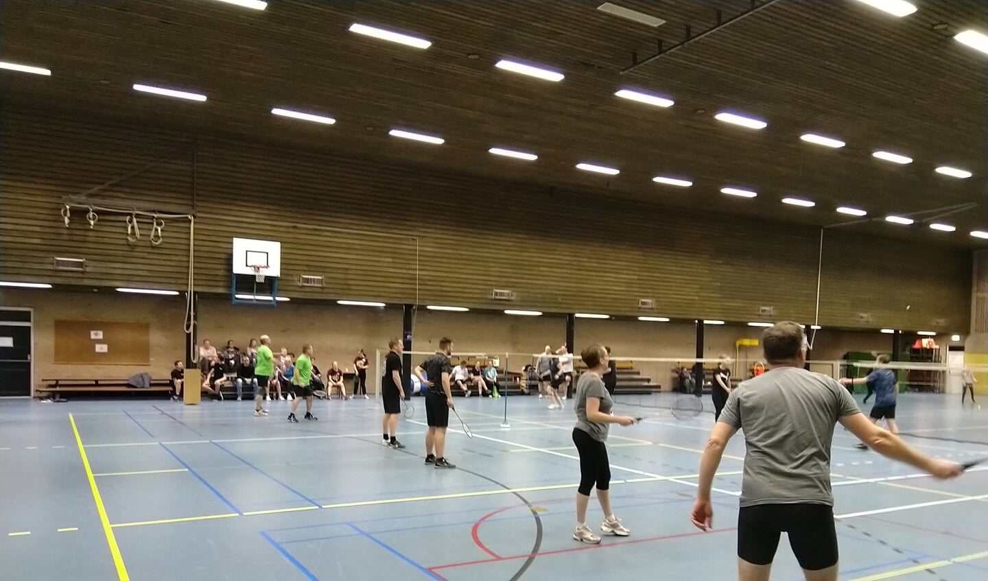 Zeventien teams in een mix van badmintonners en niet -badmintonners trokken enthousiast vrijdagavond 27 december ten strijde in sporthal 't Rikkenhage. Foto: PR.. 