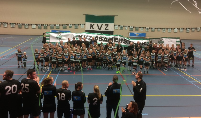 De jeugd met het nieuwe spandoek dat tijdens de presentatie onthuld werd. Foto: PR