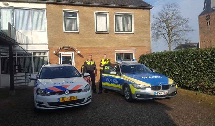De internationale politiepost in Dinxperlo, met links Jürgen en rechts Addy. Foto: Iris Jansen