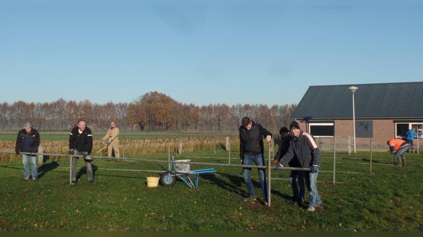 Bestuursleden van IJsclub Ruurlo waren zaterdag druk in de weer met voorbereidingen voor een nieuw schaatsseizoen. Foto: Jan Hendriksen.