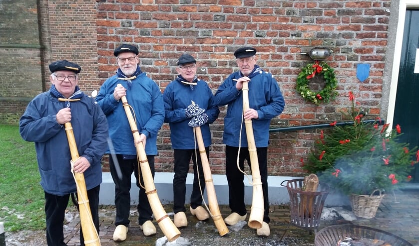 Een aantal blazers van d'Olde Roop, van links naar rechts Henk Wentink, Wim Jansen, Ab Garritsen en Stef Niessink. Foto: Hans Geijtenbeek