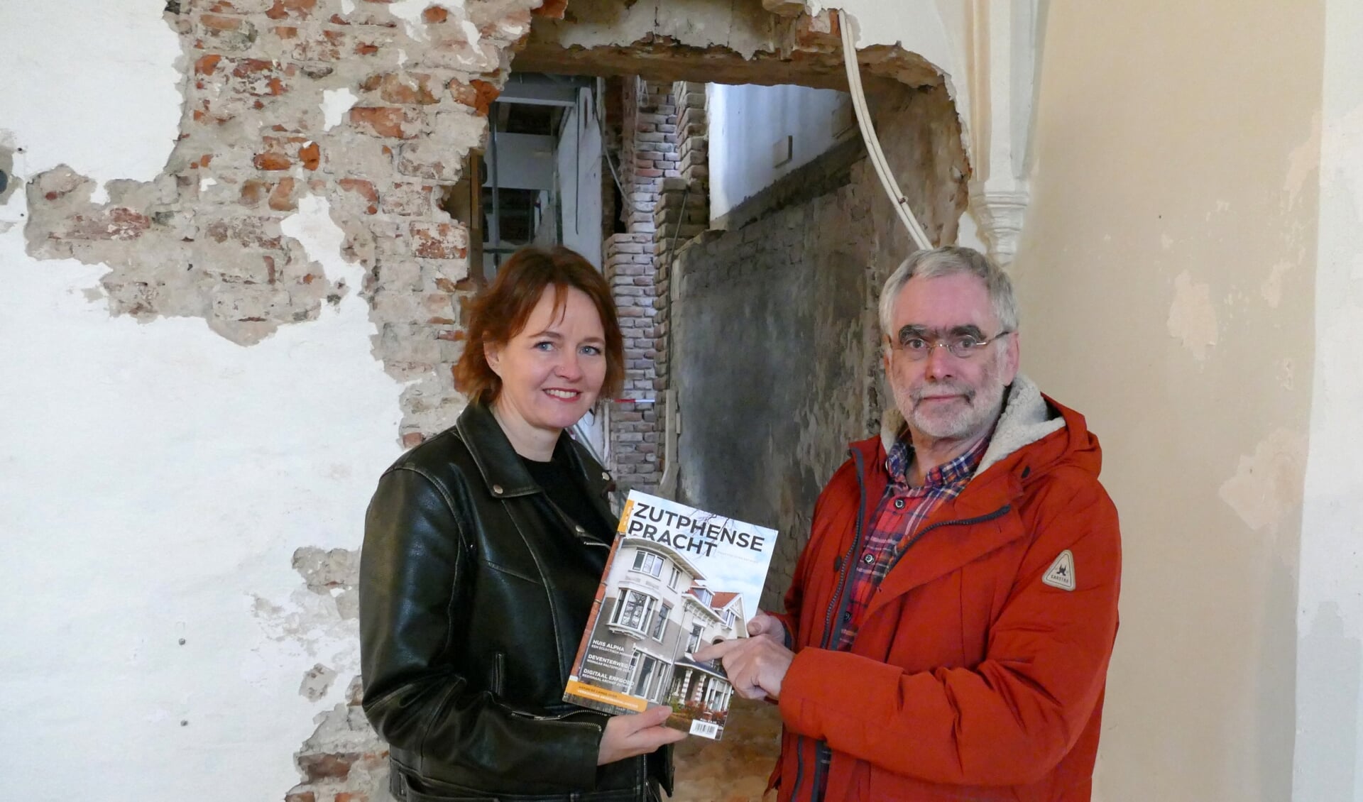 Hoofdredacteur Brigiet Bluiminck verraste Anton de Lange, eigenaar van het Broederenklooster, met het eerste exemplaar. Foto: PR