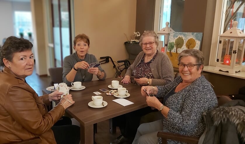 Het kaartclubje nu. Foto: Waltraud Wensink