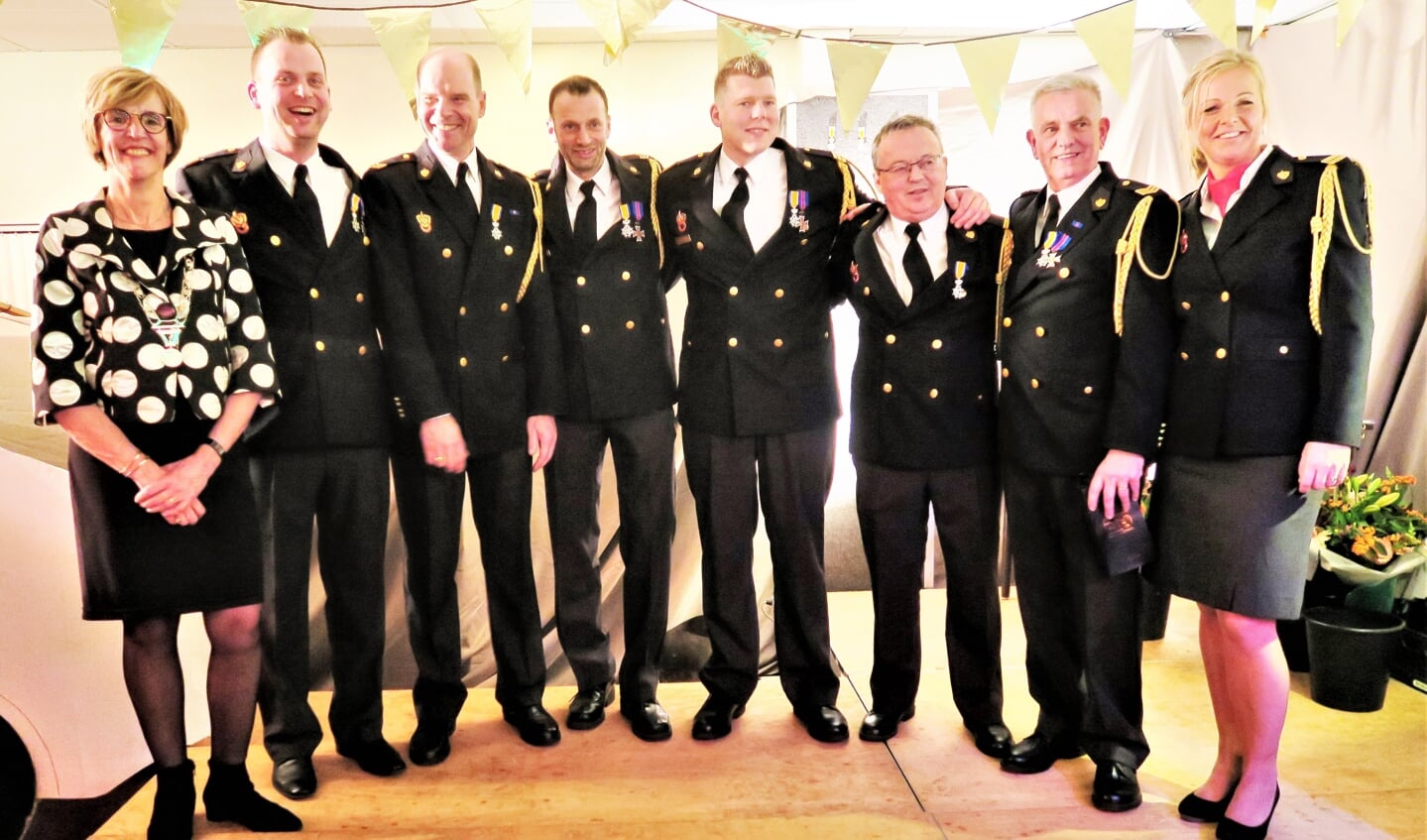 De zes jubilarissen met geheel links burgemeester Annette Bronsvoort en geheel rechts brandweercommandant Ilona Oolthuis-Cuppers. Foto: Theo Huijskes