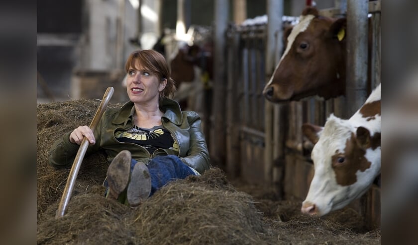 Irene van Aart gaat in haar cabaretvoorstelling ‘De Boer Op’. Foto: PR Irene van Aart