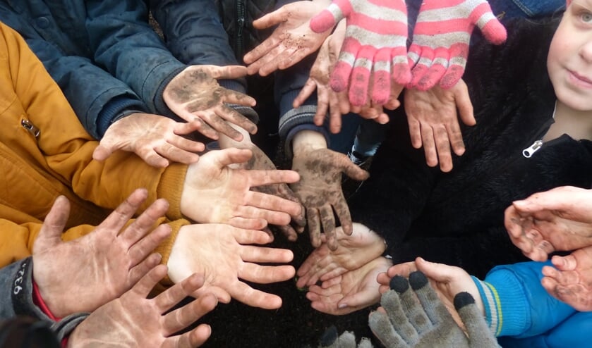 Vieze handjes door het planten van de bomen en struiken. Foto: Linda IJmker