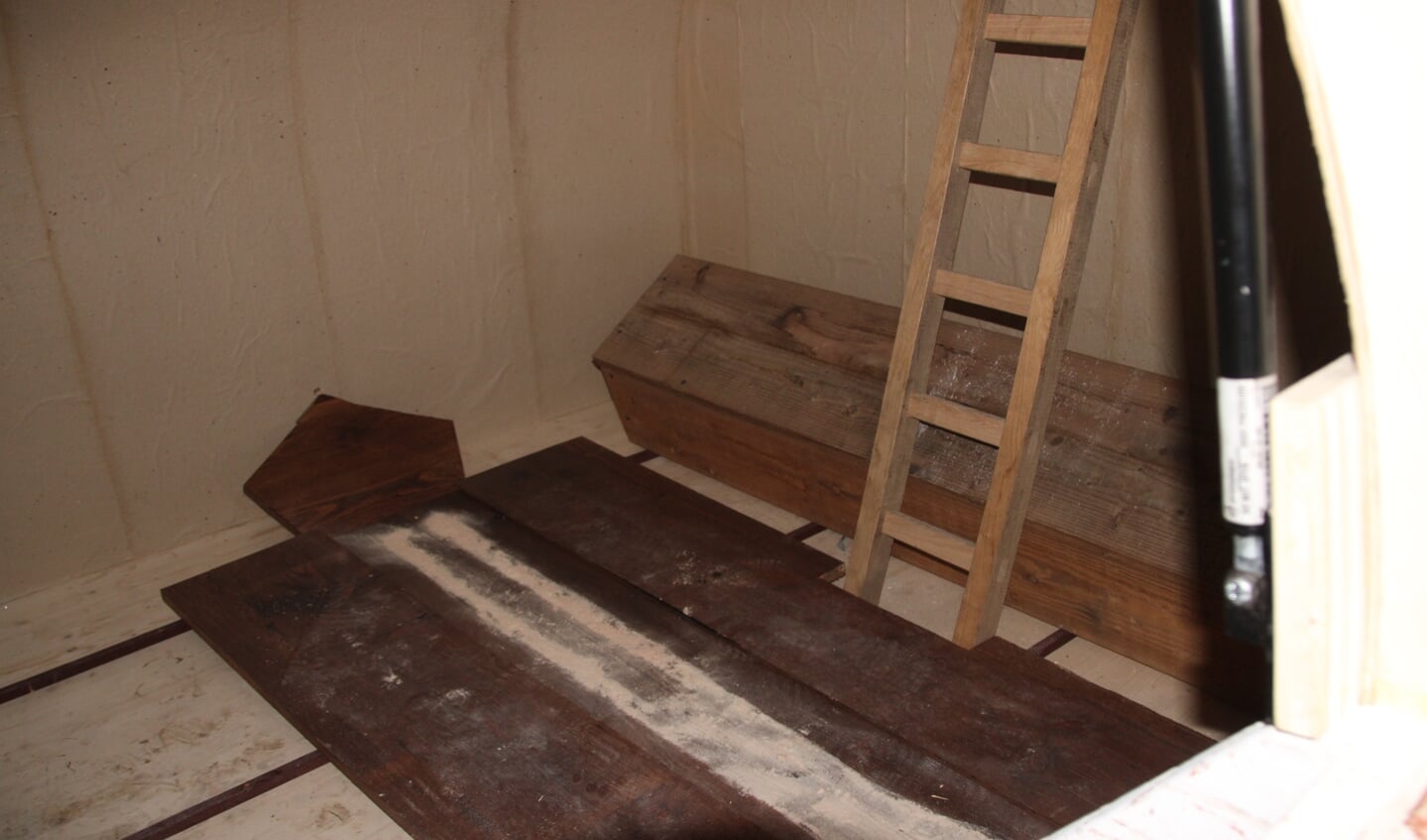 Zelfs de ladder waarlangs Heijnen de grafkelder binnenging, is nagemaakt.  Foto: Lydia ter Welle