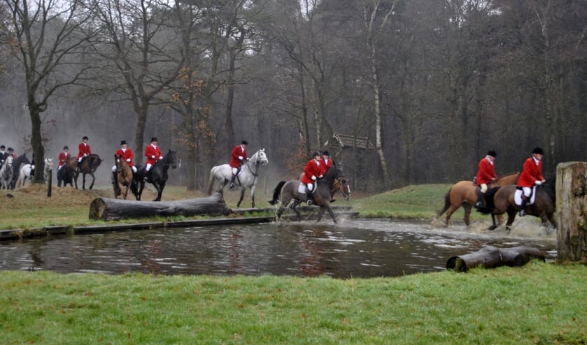 Dwars door het veld en door het water volgen mens en dier het spoor van de vos. Foto: Archief Achterhoek Nieuws - PR