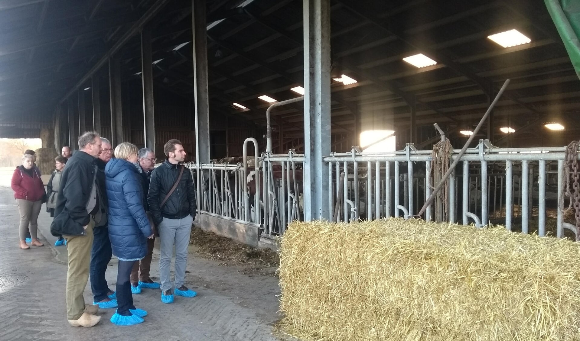 Jan Borgman (l) vertelde het één en ander over de energie-innovaties op zijn boerderij met een korte rondleiding op zijn bedrijf. Foto: PR