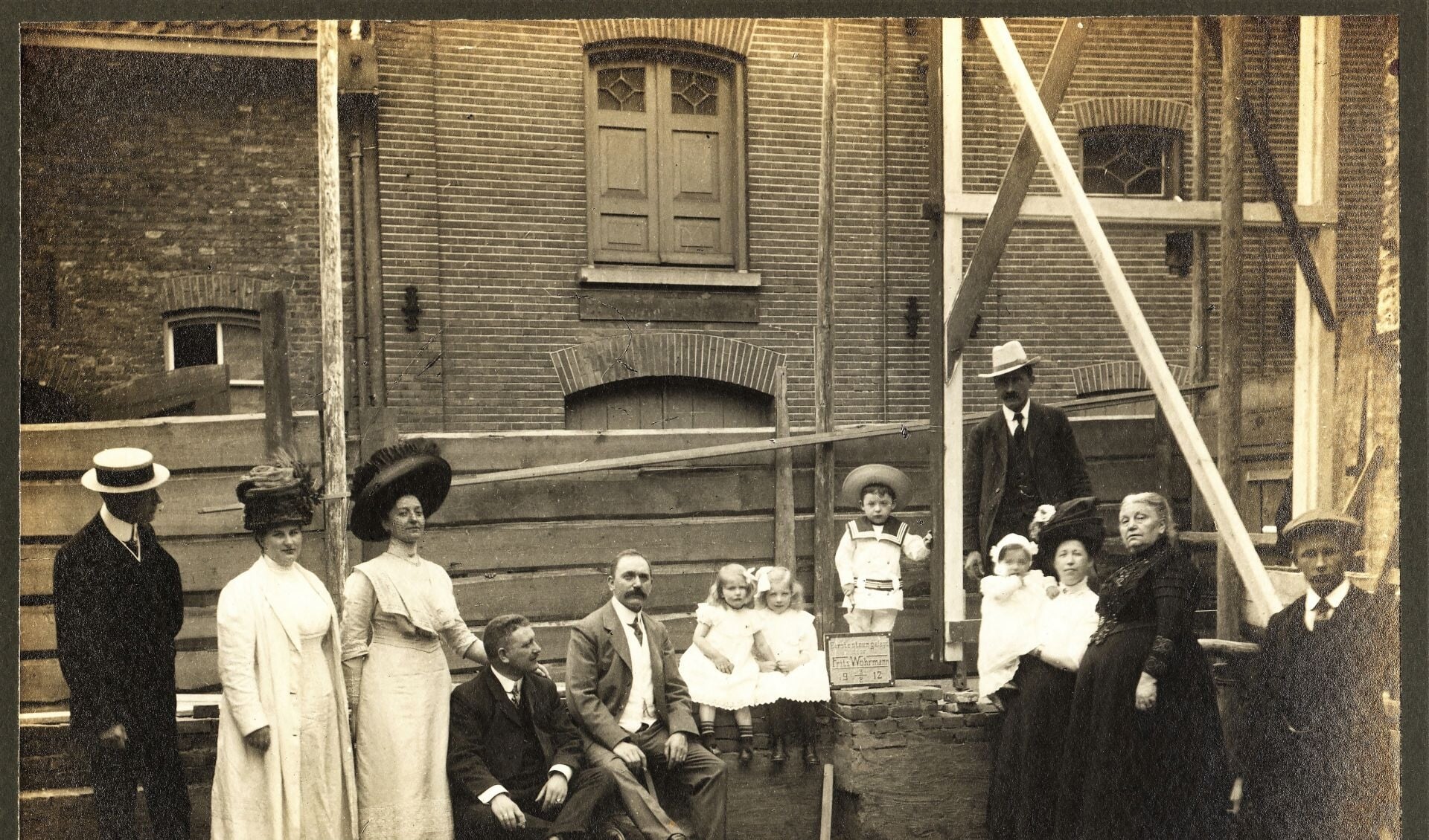 De foto is in 1912 bij de eerste steenlegging gemaakt. De foto komt uit de collectie 0036 NV Boekbinderij v/h Firma C.H.F. Wöhrmann, Regionaal Archief Zutphen (fotonummer 0036_0019_0005).