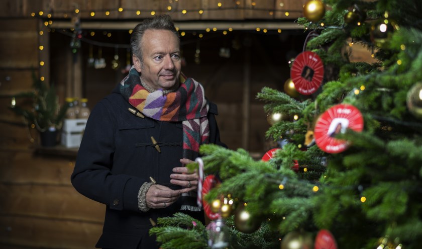 Joris Linssen bij de kerstboom. Foto: Stijn Ghijsen