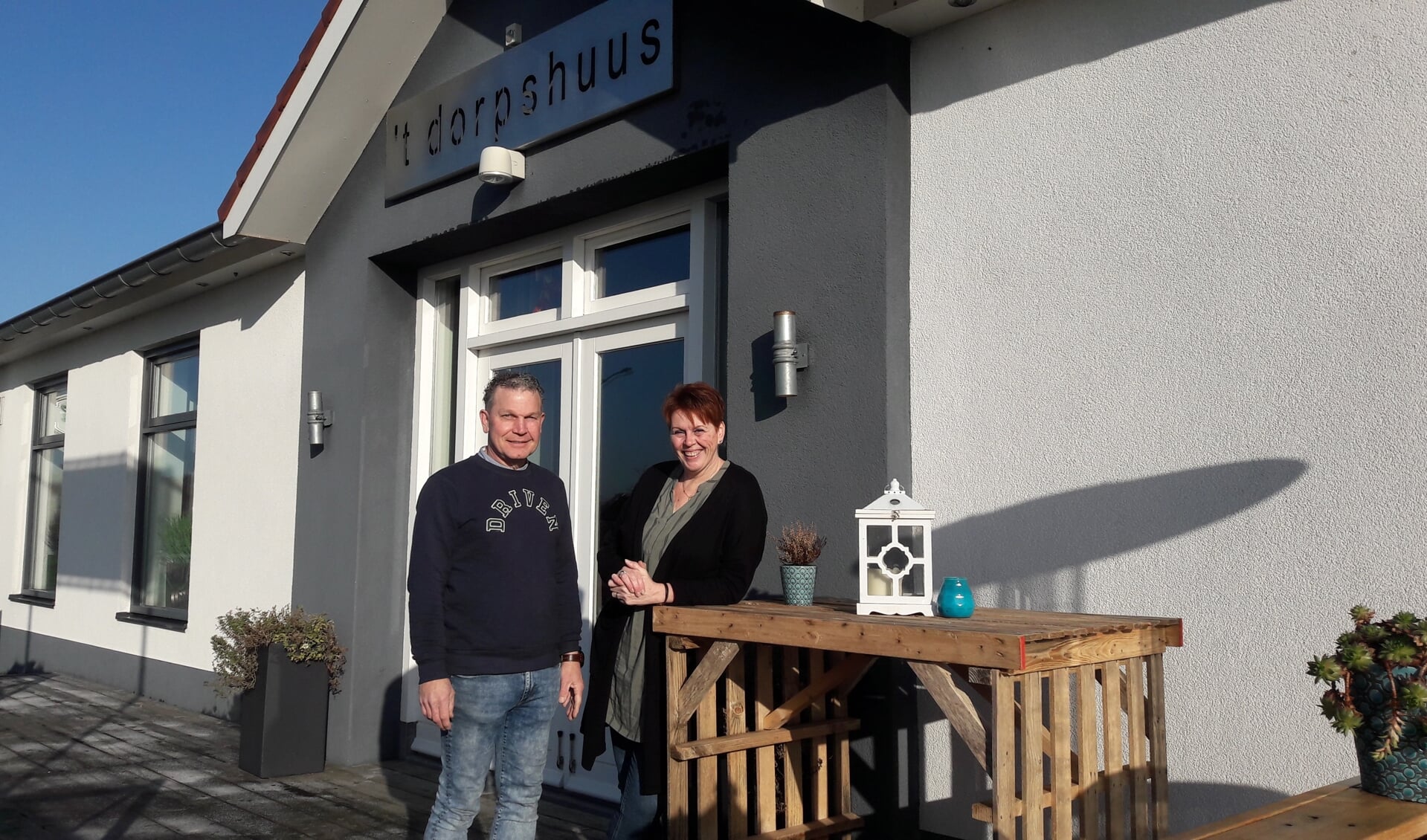 Anita Kraaijenbrink en Peter Vaags, beheerders van 't Dorpshuus in IJzerlo. Foto: Rianne Kruisselbrink