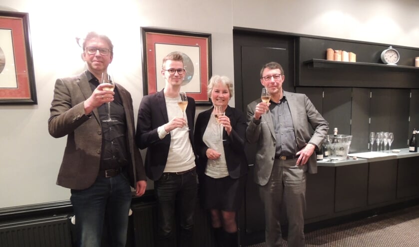 De toost na ondertekening van het convenant, v.l.n.r.: Henk van Zeijts, wethouder onderwijs en jeugd gemeente Lochem, Mathijs ten Broeke, waarnemend wethouder onderwijs en jeugd gemeente Zutphen, Karin Pullen, bestuurder samenwerkingsverband IJssel Berkel en Harjo Pinkster, wethouder onderwijs en jeugd gemeente Voorst. Anjo Bosman, wethouder onderwijs gemeente Berkelland en Alex van Hedel, burgemeester gemeente Brummen ontbreken op de foto.