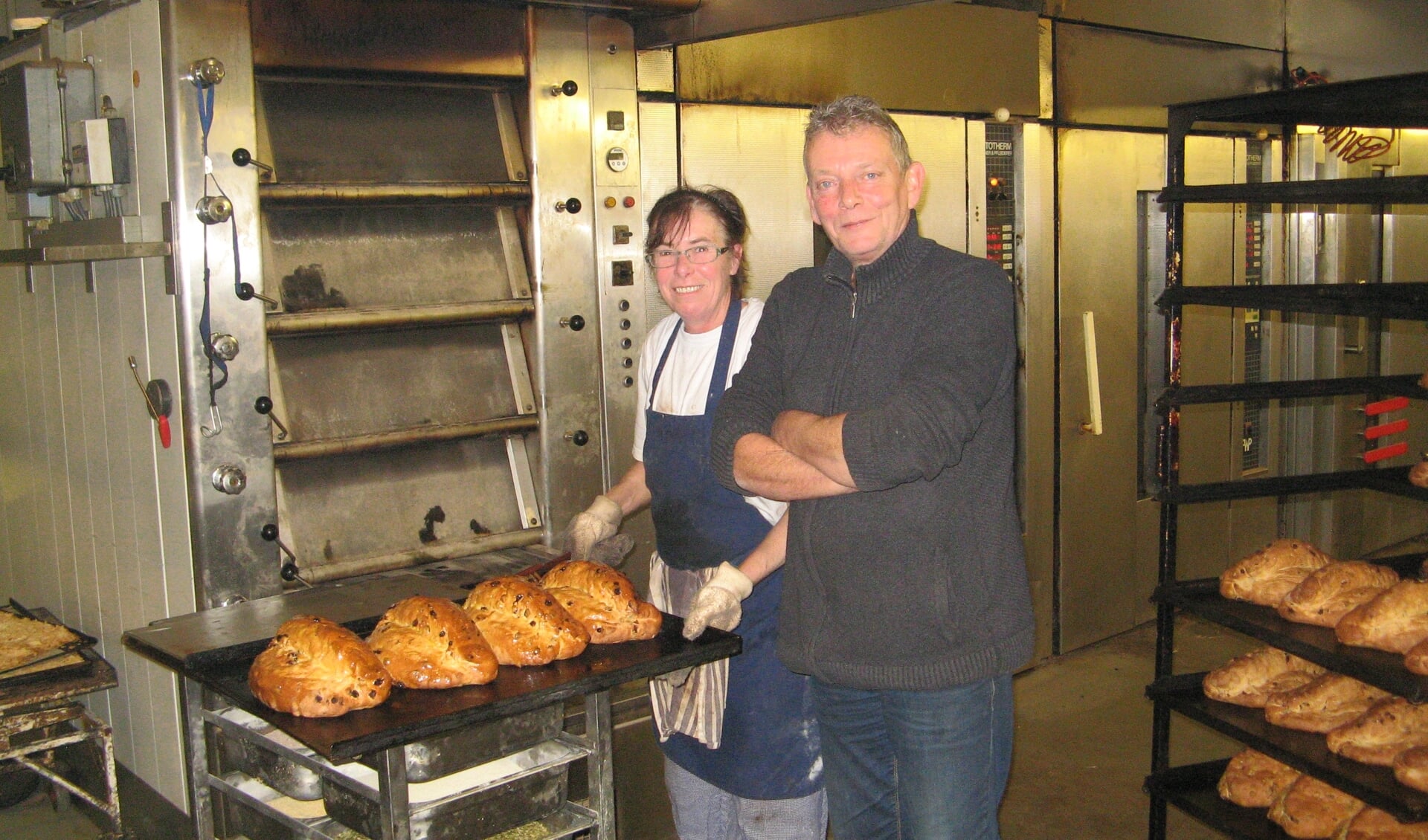 Tonnie Knippenborg in de bakkerij in Lichtenvoorde met een aantal personeelsleden. Foto: Bart Kraan.