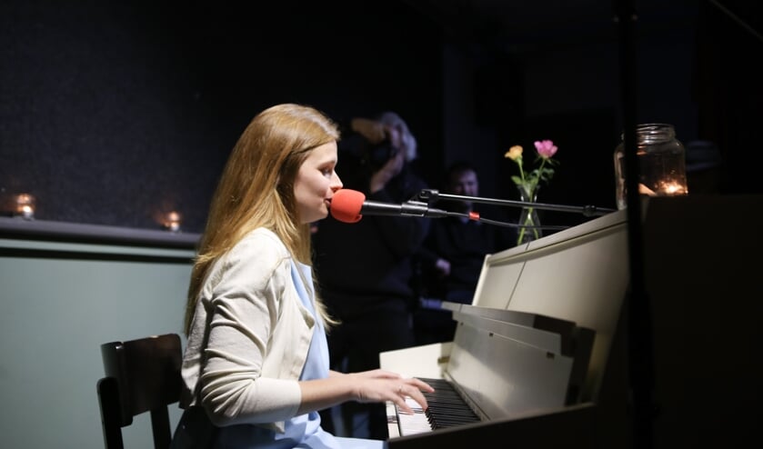 Lien Cornelissen tijdens de presentatie van haar akoestische debuut-EP 'Stilaan'. Foto: Iwan de Brabander.